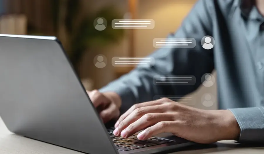 chat-laptop-image-card