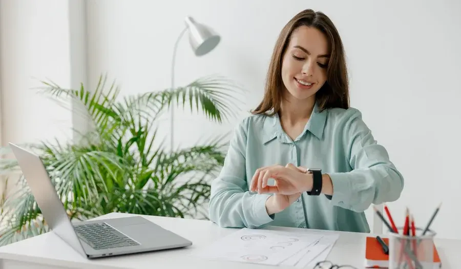 checking-smartwatch-image-card