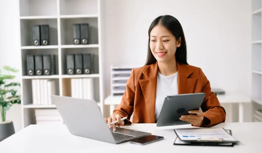tablet-laptop-office-image-card